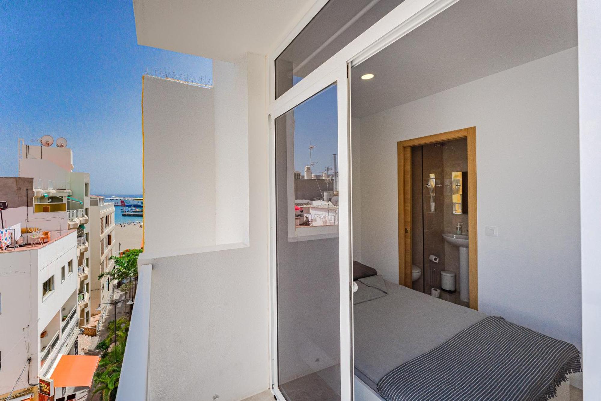 Few Steps From The Beach Hostel In Los Cristianos Arona  Ngoại thất bức ảnh